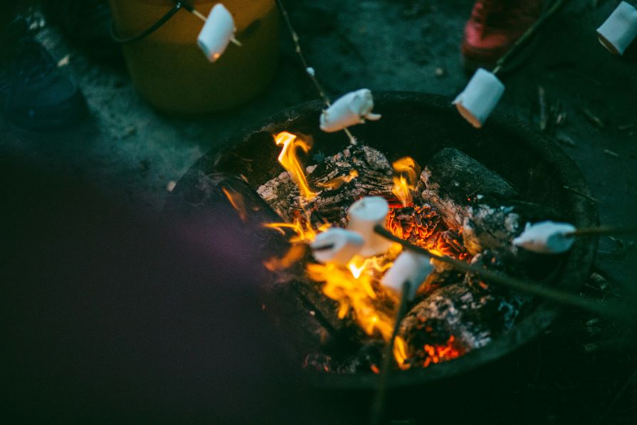 Marshmallows über Feuerschale